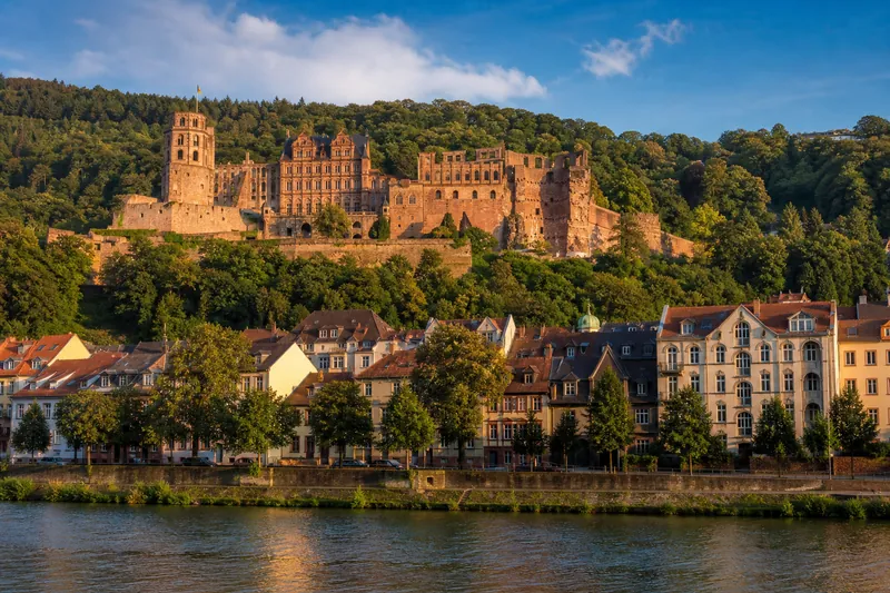 Das Heidelberger Schloss über der Altstadt und dem Neckar – Wahrzeichen Baden-Württembergs.