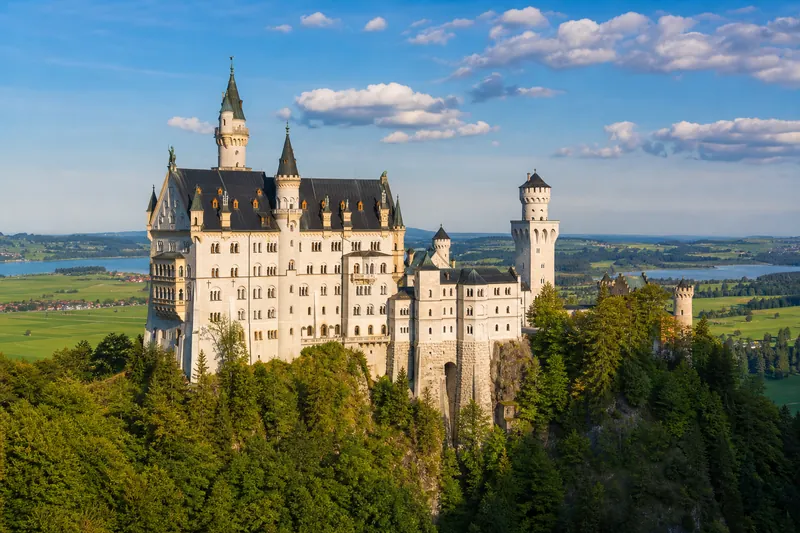 Schloss Neuschwanstein vor den bayerischen Alpen – Wahrzeichen Bayerns.