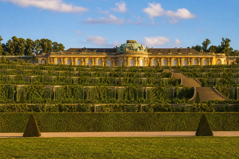 Schloss Sanssouci mit Weinbergterrassen in Potsdam – Wahrzeichen Brandenburgs.