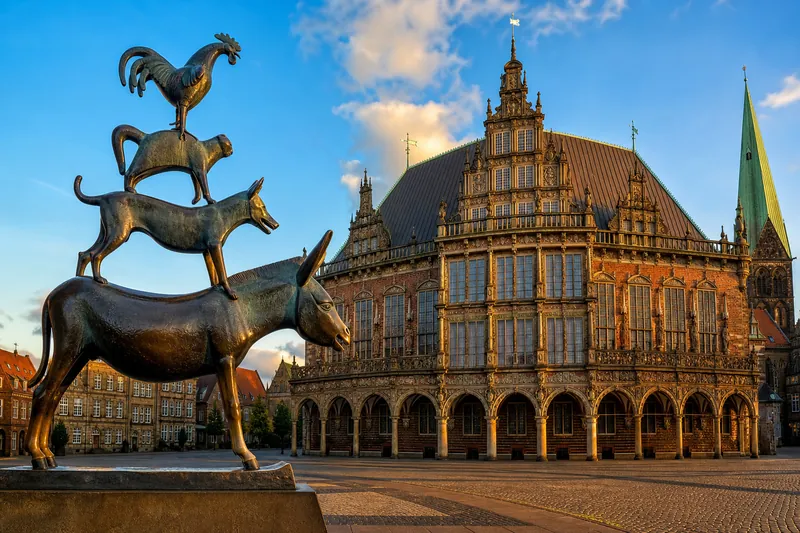 Die Bremer Stadtmusikanten vor dem historischen Rathaus – Wahrzeichen Bremens.