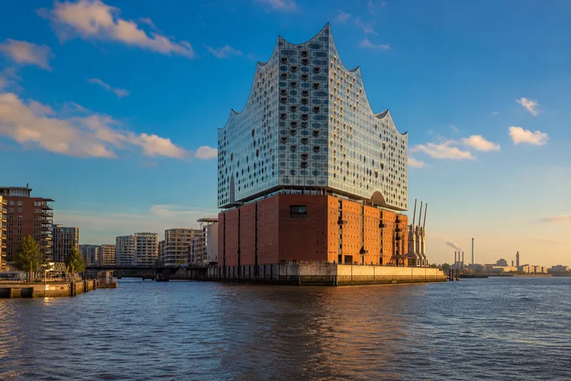 Die Elbphilharmonie in der Hamburger HafenCity – Wahrzeichen Hamburgs.