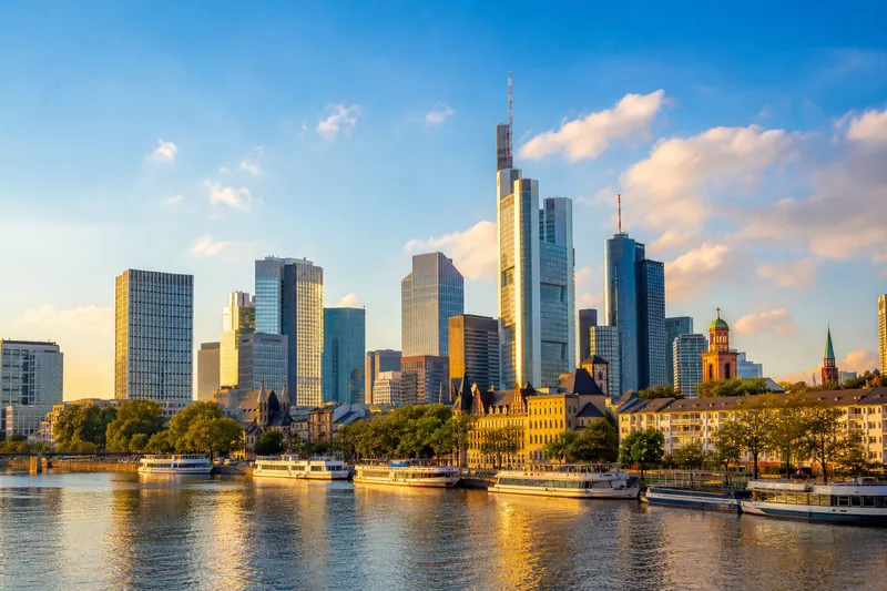 Die Frankfurter Skyline mit dem Römer am Main – Wahrzeichen Hessens.