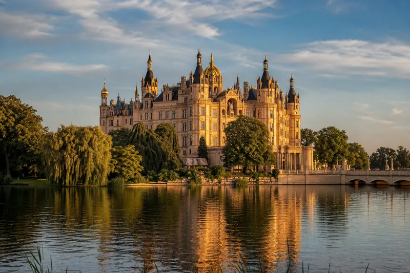 Das Schweriner Schloss auf der Schlossinsel – Wahrzeichen Mecklenburg-Vorpommerns.