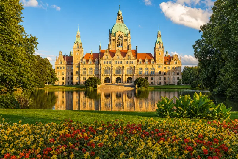 Das Neue Rathaus in Hannover am Maschteich – Wahrzeichen Niedersachsens.