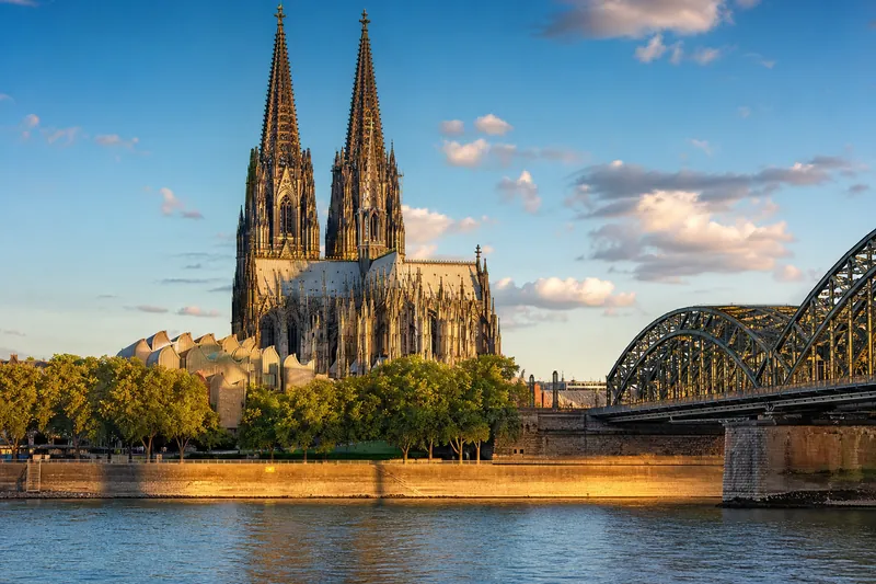 Der Kölner Dom am Rhein – Wahrzeichen Nordrhein-Westfalens.