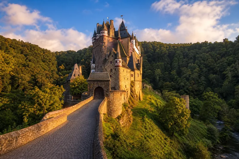 Die Burg Eltz im bewaldeten Elzbachtal – Wahrzeichen von Rheinland-Pfalz.
