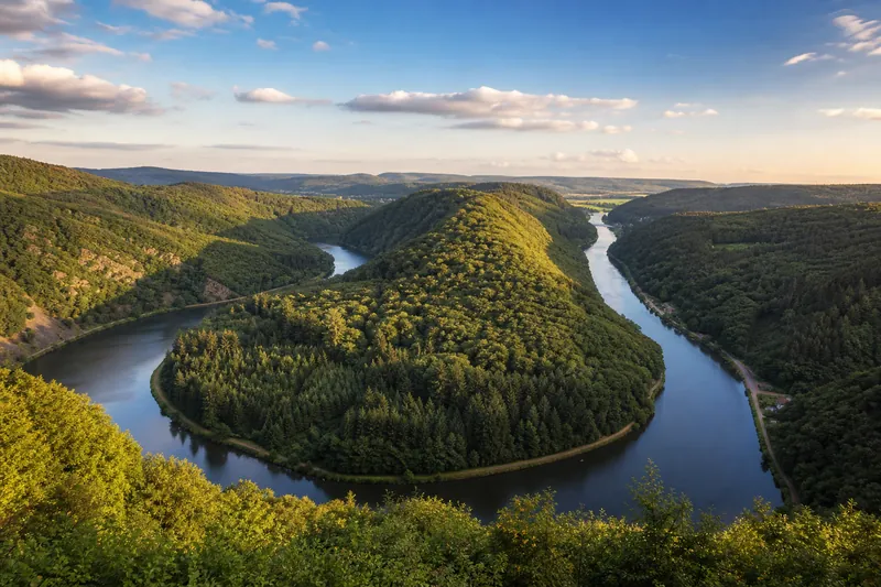 Die Saarschleife bei Mettlach vom Aussichtspunkt Cloef – Wahrzeichen des Saarlands.