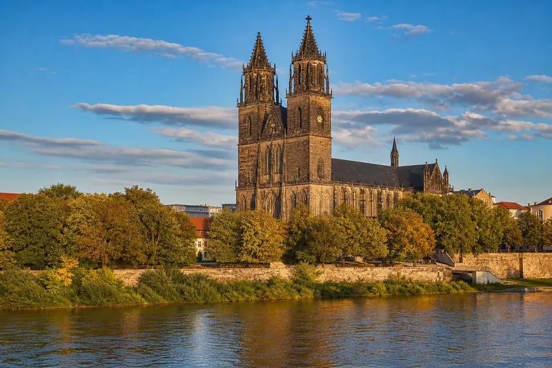 Der Magdeburger Dom an der Elbe – Wahrzeichen Sachsen-Anhalts.
