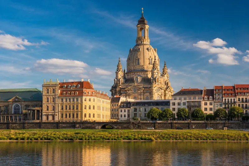 Die Dresdner Frauenkirche über der Elbsilhouette – Wahrzeichen Sachsens.