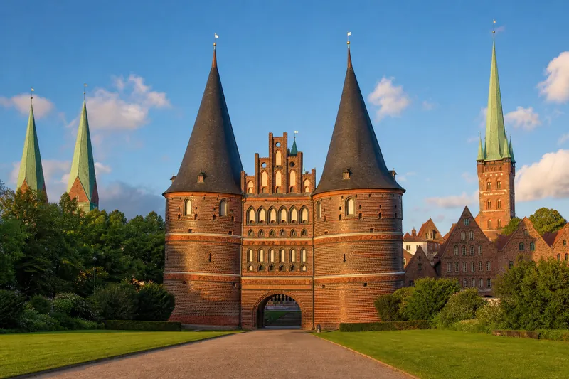 Das Holstentor in Lübeck mit seinen Rundtürmen – Wahrzeichen Schleswig-Holsteins.