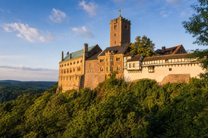 Die Wartburg bei Eisenach über dem Thüringer Wald – Wahrzeichen Thüringens.